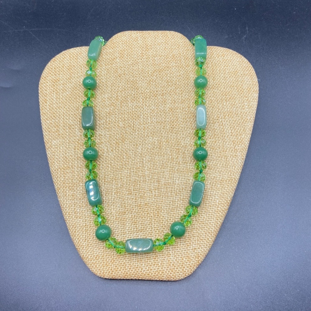Green Glass Beads Hand Knotted Silk Necklace - Picture 7 of 8